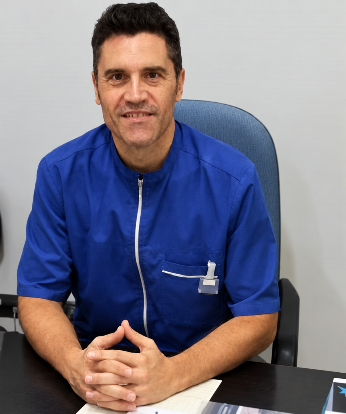 Fotografía real de Miguel Ángel Almazán en su consulta